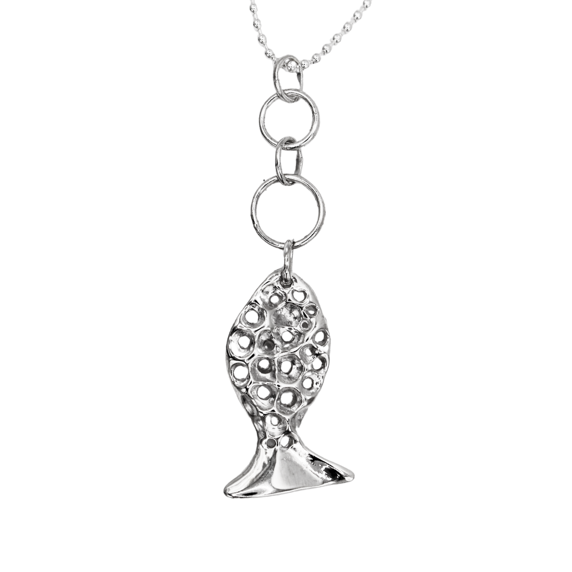 Collar de plata mediterráneo con colgante pez orgánico que simboliza guía y protección de Naturalesa Joyería.
Colgante de pez en plata inspirado en el mar, joyería con significado y diseño simbólico