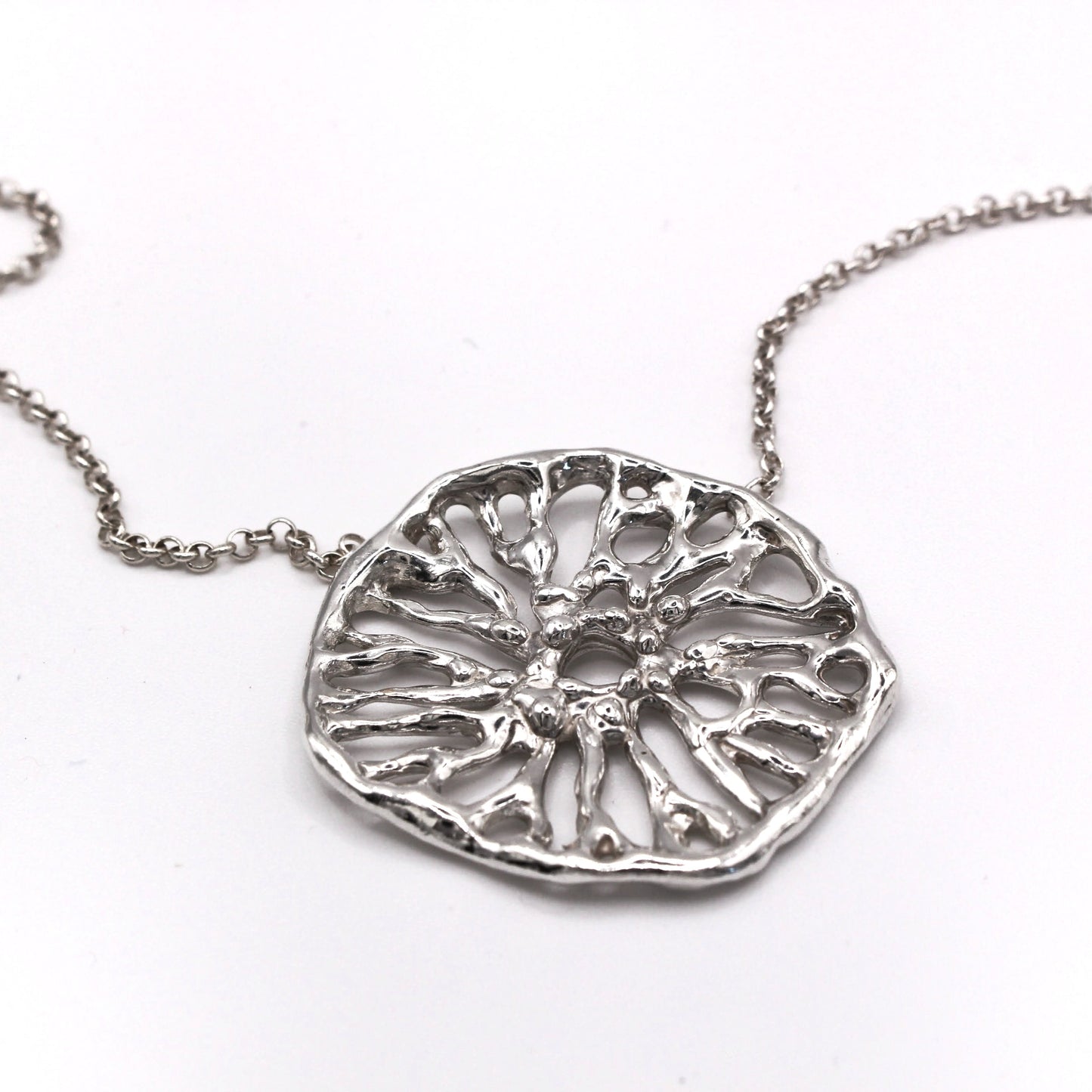 Colgante escultórico Flow collar de plata inspirado en el coral hongo, joyería artesanal mediterránea.
