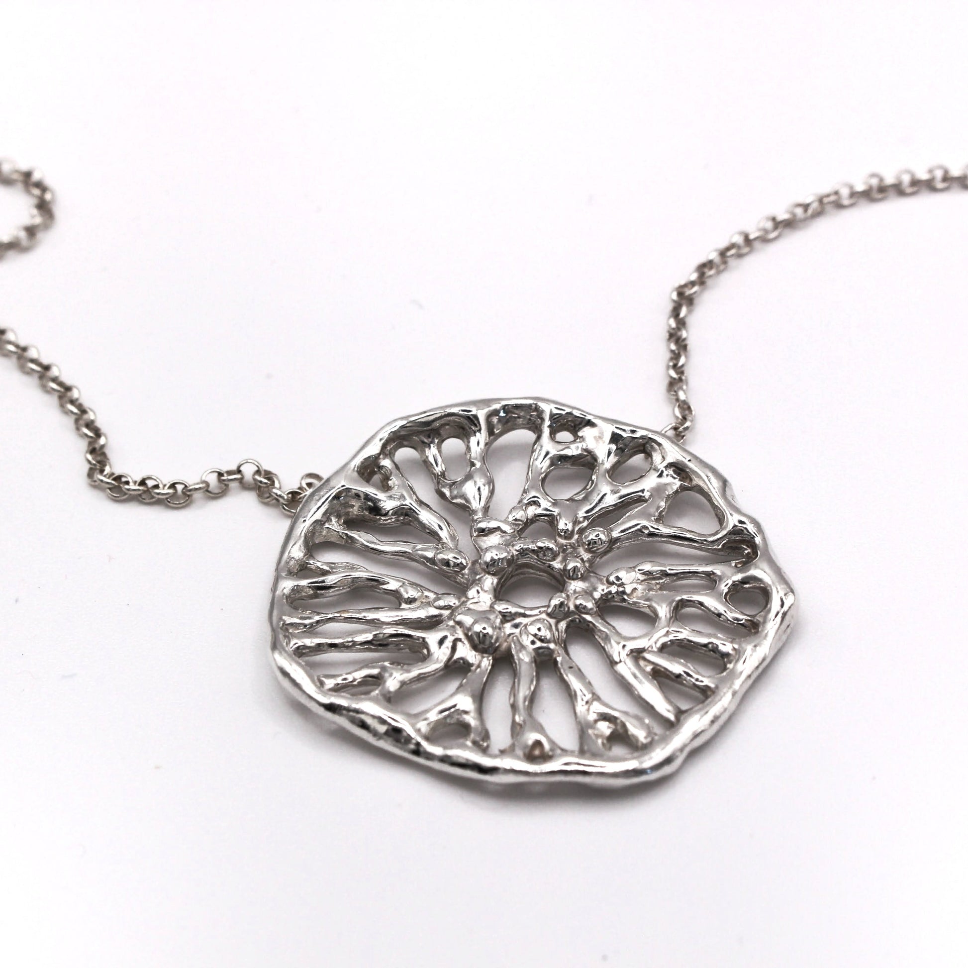 Colgante escultórico Flow collar de plata inspirado en el coral hongo, joyería artesanal mediterránea.