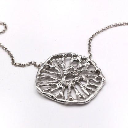 Colgante escultórico Flow collar de plata inspirado en el coral hongo, joyería artesanal mediterránea.