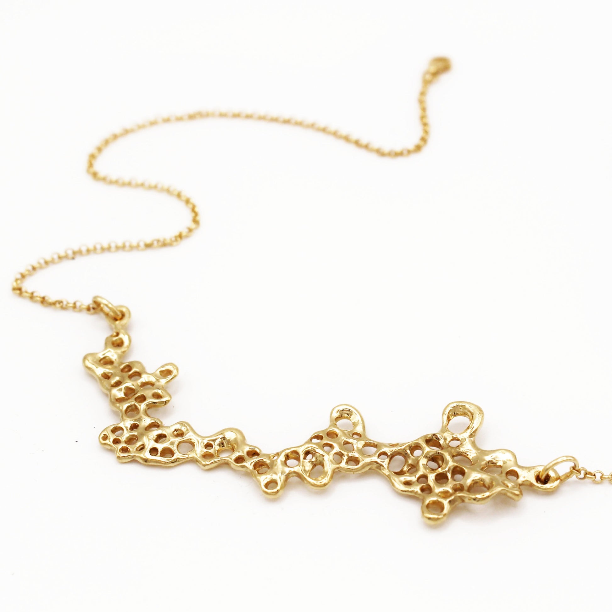 Raíz statement necklace handcrafted in sterling silver with a gold-plated finish. Mediterranean-inspired jewelry featuring a large ocean-inspired pendant with sculptural, organic forms. A bold yet elegant sustainable piece, crafted for nature and contemporary jewelry lovers by Naturalesa.