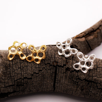 Raíz earrings handcrafted in sterling silver 925. Mediterranean-inspired jewelry with sculptural, organic forms that evoke the fluidity of the ocean. A bold yet elegant sustainable design, crafted for nature and contemporary jewelry lovers by Naturalesa.