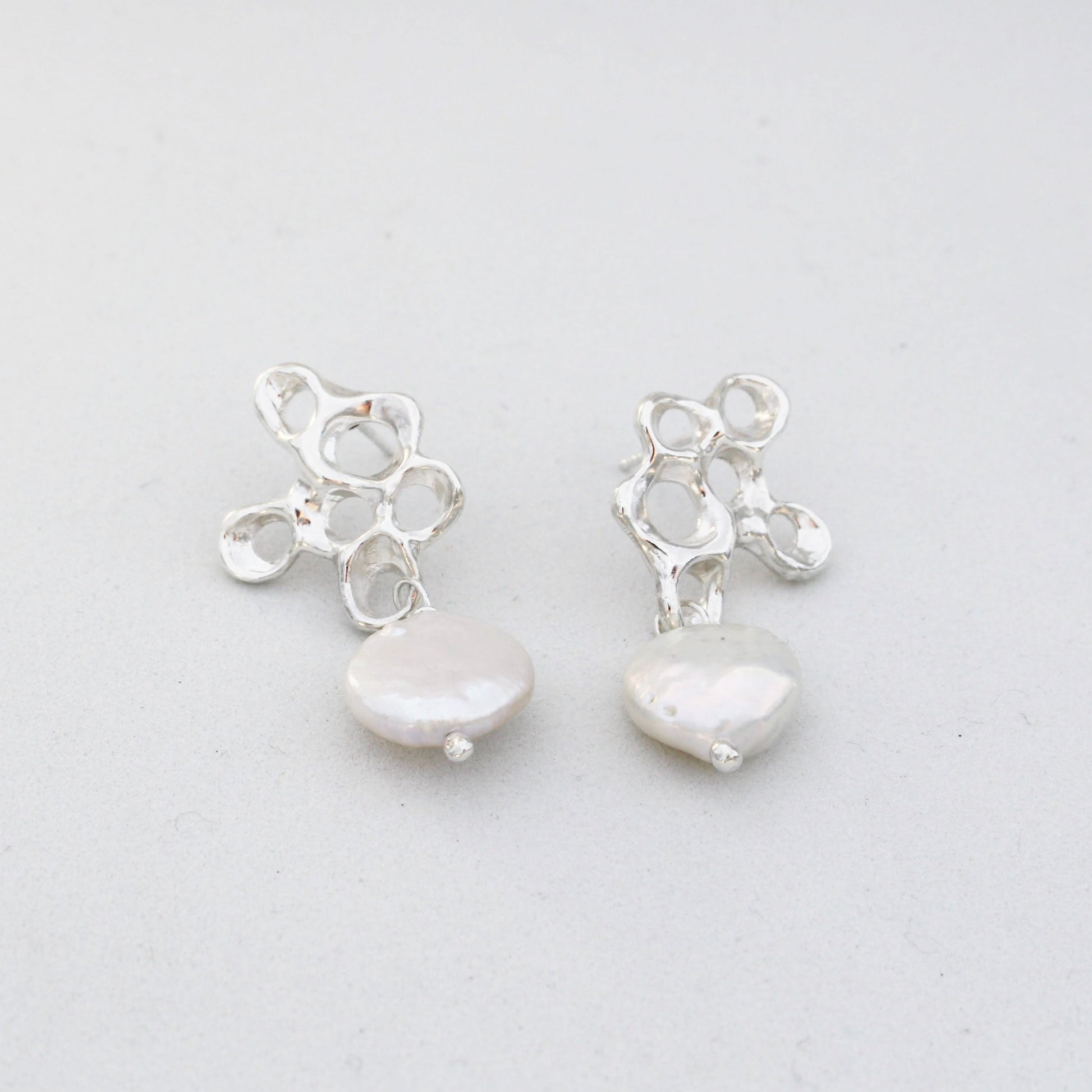 Pendientes inspirados en el Mediterráneo con perlas Biwa de forma irregular, joyería con significado