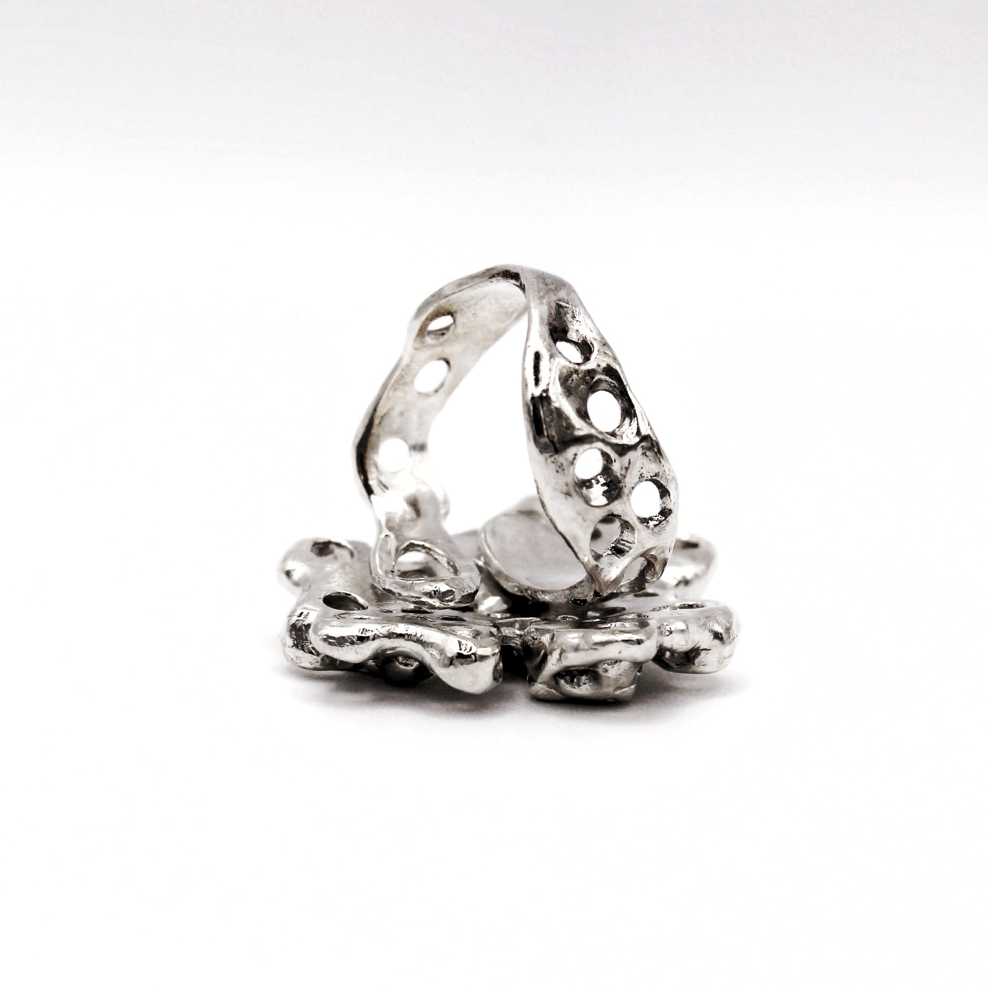 Anillo de plata con diseño orgánico de percebes, joyería simbólica artesanal