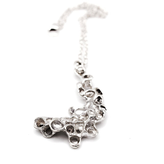 Raíz pendant handcrafted in sterling silver 925. Mediterranean-inspired jewelry featuring organic textures and a sculptural design reminiscent of coral clusters. A bold yet elegant sustainable pendant for nature and contemporary jewelry lovers, crafted by Naturalesa.