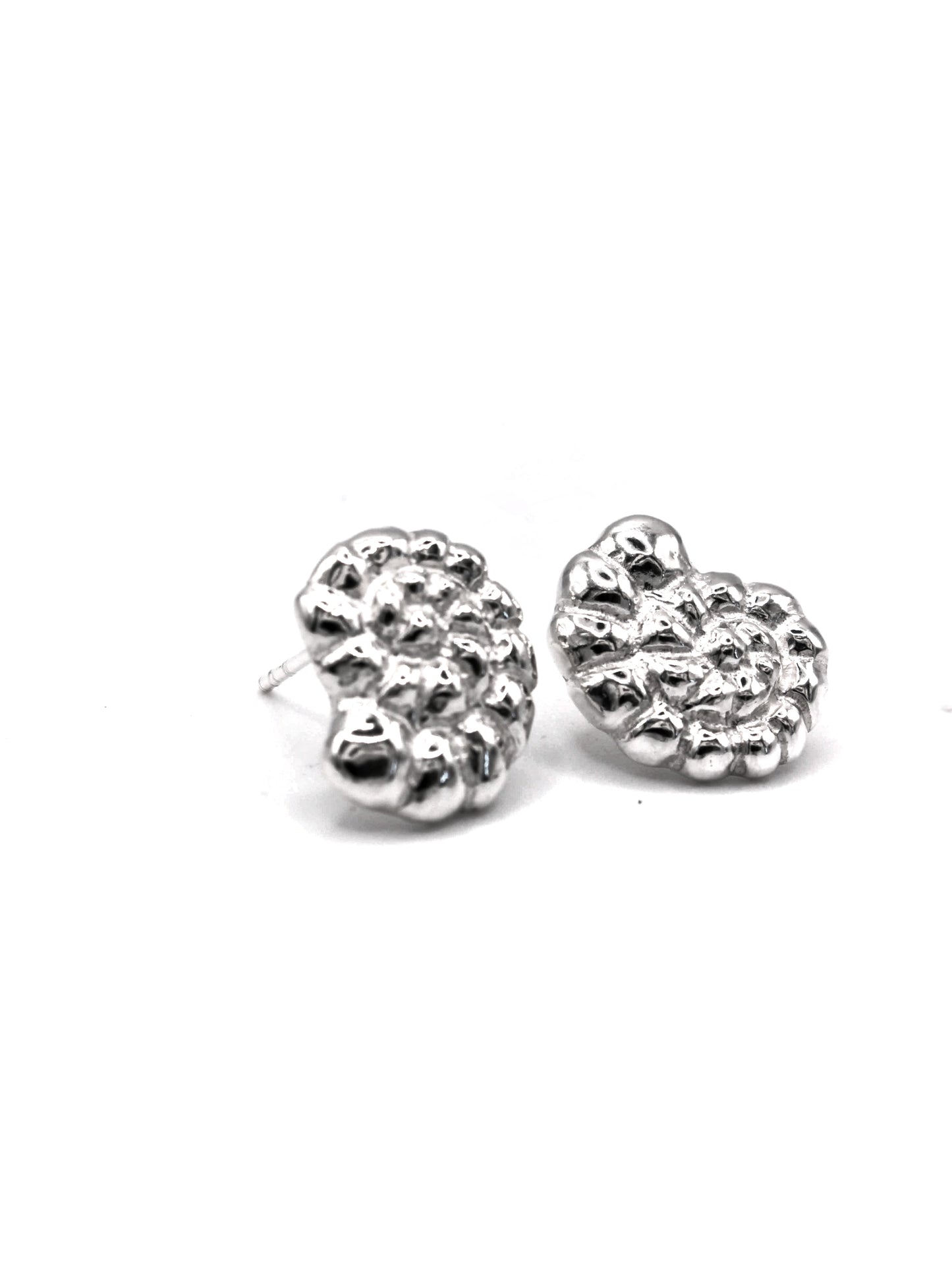 Souvenirs Nautilus sterling silver stud earrings inspired by spiral seashells