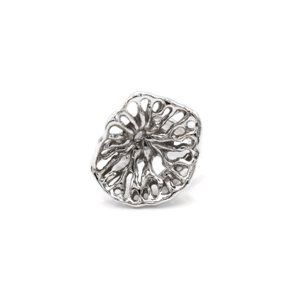 Artisan Flow Ring in recycled sterling silver, sea inspired jewelry symbolizing resilience and change.
Anillo Flow artesanal en plata reciclada 925, joyería marina que simboliza resiliencia y cambio.