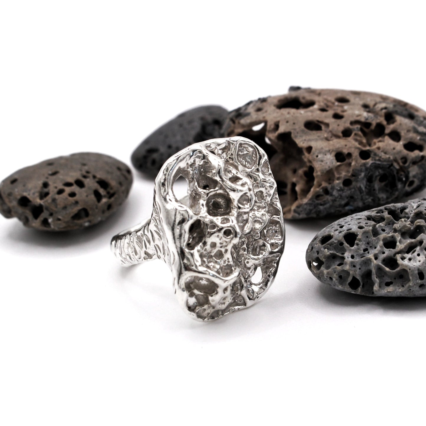 Sculptural artisan silver ring mimicking the exact form of a natural stone. 
Anillo artesanal de plata escultórico que imita la forma exacta de una piedra natural.