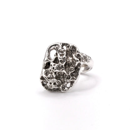 Unique adjustable silver statement ring inspired by Mediterranean hag stones.
Anillo de plata ajustable único inspirado en piedras agujereadas mediterráneas.