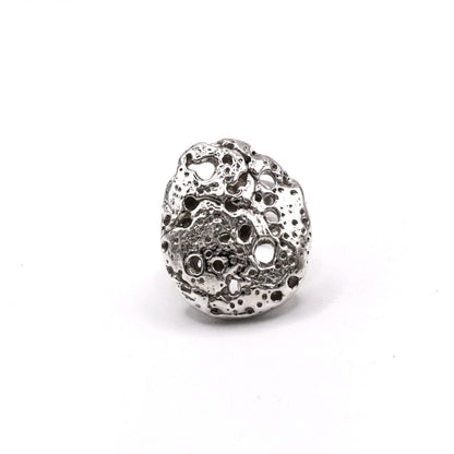 Mediterranean inspired artisan silver ring, adjustable design with symbolic meaning. Anillo de plata artesanal inspirado en el Mediterráneo, diseño ajustable con significado simbólico.