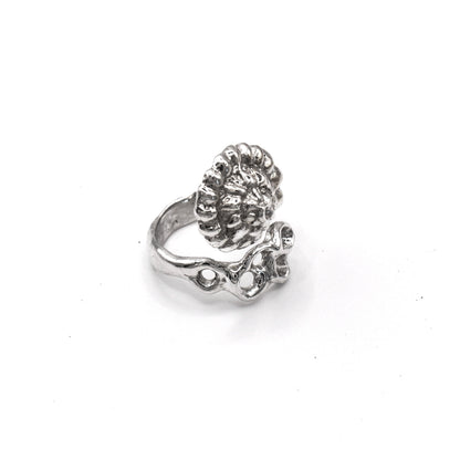 Sea inspired Raíz Shell Ring, adjustable silver ring handmade in Valencia.
Anillo inspirado en el mar Raíz Shell, anillo ajustable de plata hecho a mano en Valencia.