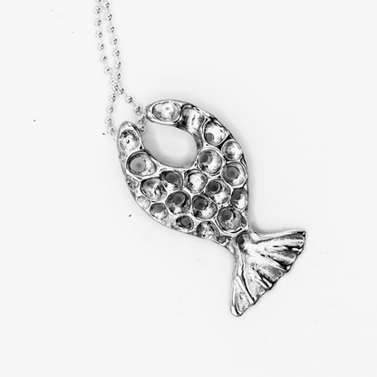 Colgante de pez en plata 925, joyería mediterránea inspirada en la vida marina de Naturalesa