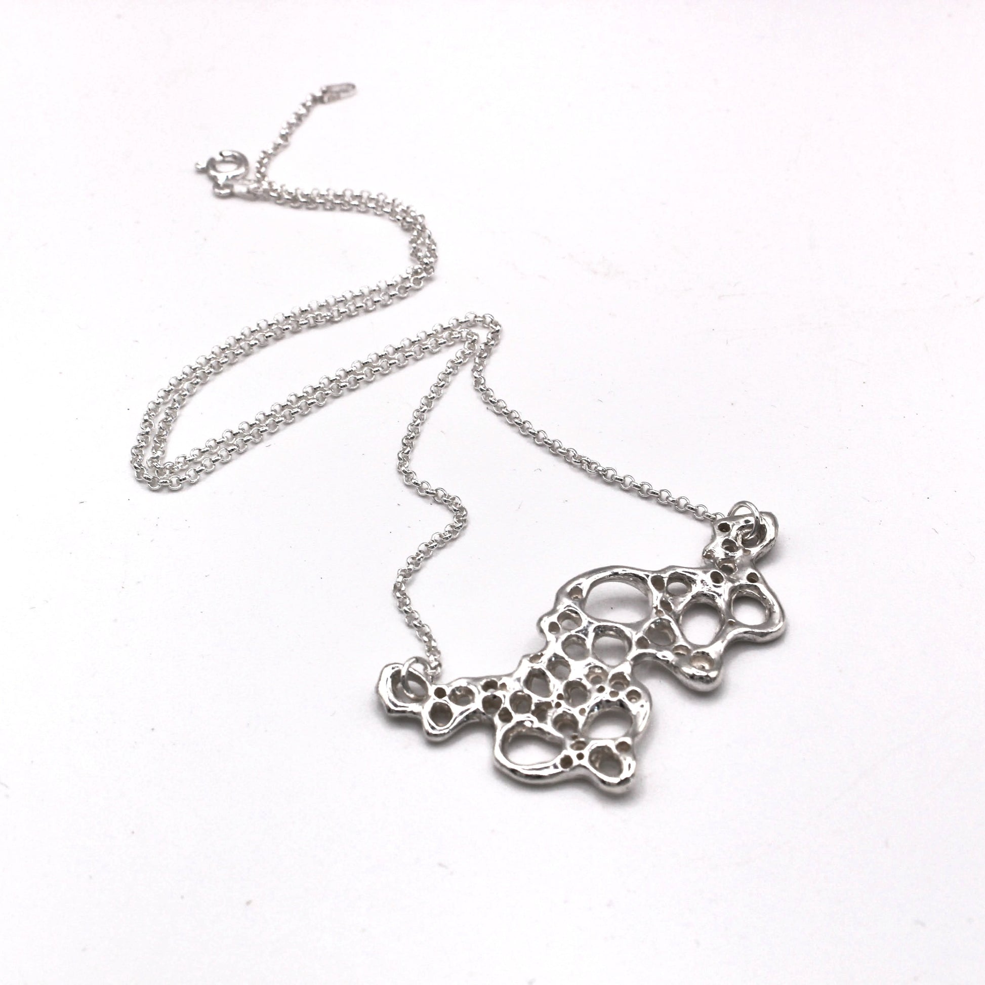 Colgante de plata orgánico inspirado en la espuma marina, joyería simbólica de Naturalesa