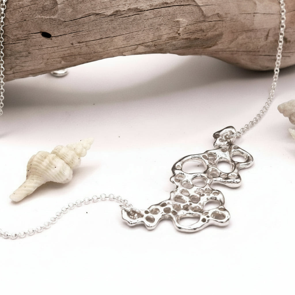 Colgante Raíz de plata inspirado en la espuma del mar, joyería artesanal con significado y transformación