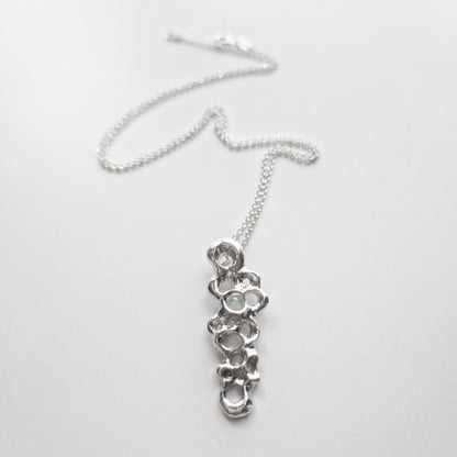 Raíz Slim Pendant necklace in sterling silver 925, artisan sea inspired jewelry by Naturalesa Jewelry.
Colgante Raíz Slim en plata 925, joyería artesanal inspirada en el mar de Naturalesa Jewelry.