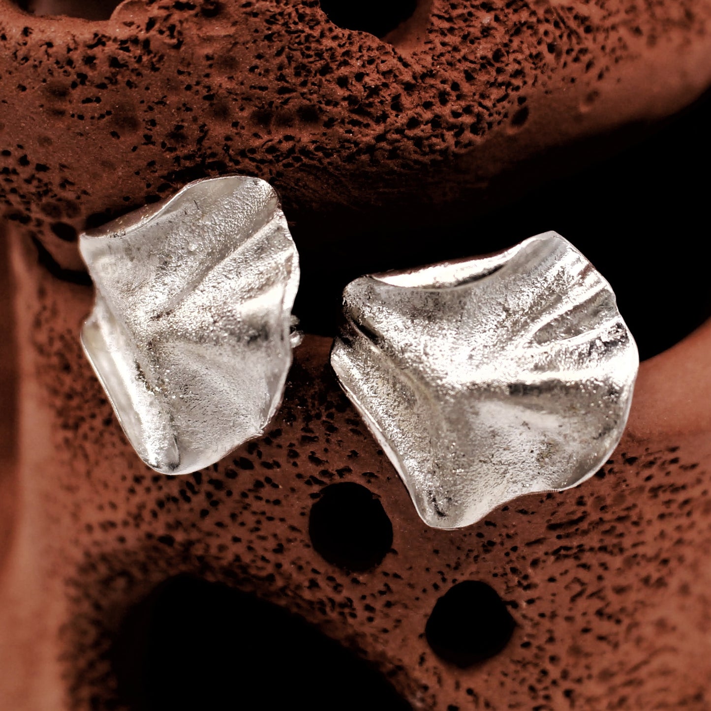 Pendientes artesanales de plata con textura de polvo fundido, diseño inspirado en el mar