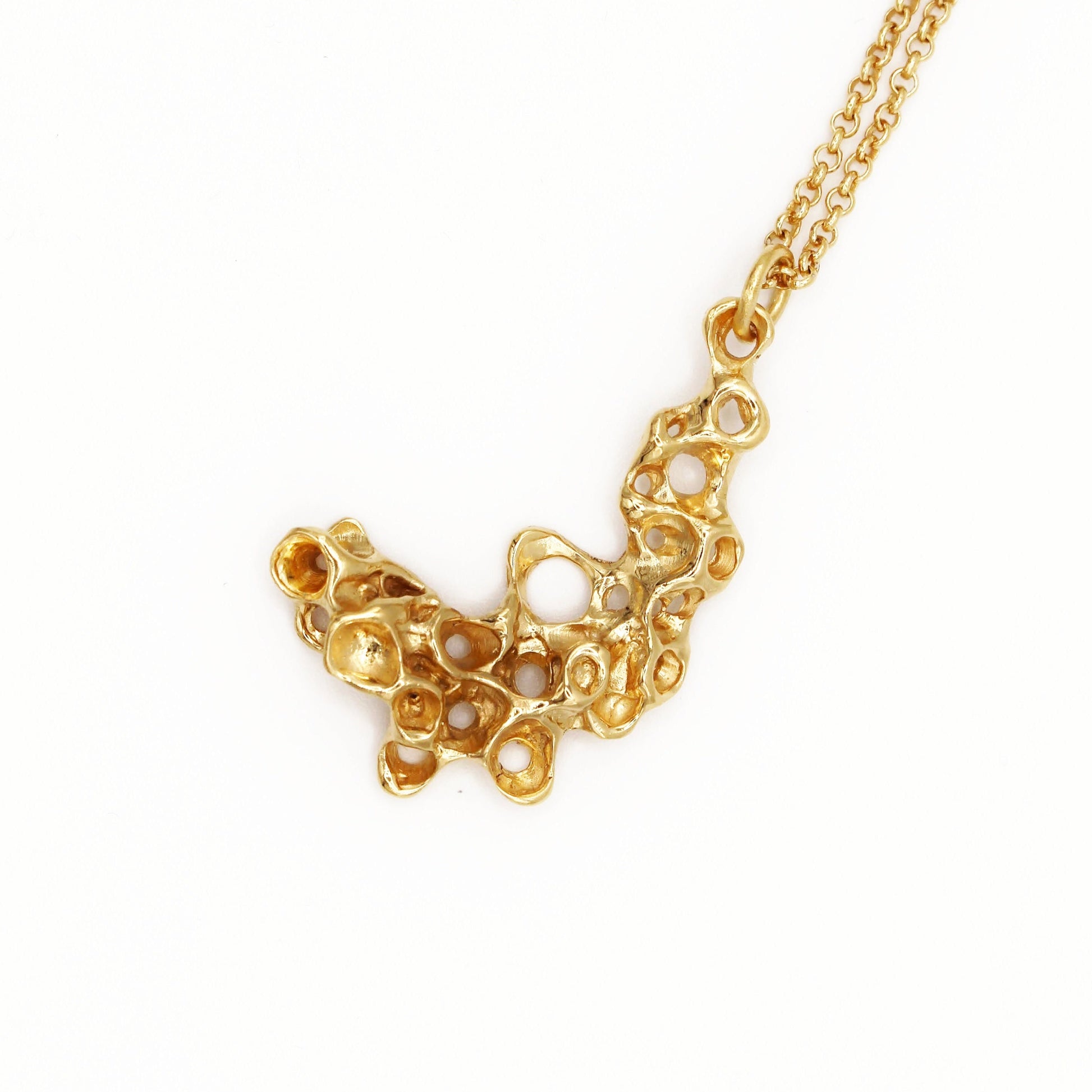 Colgante de plata reciclada chapado en oro con diseño de percebes, joyería simbólica