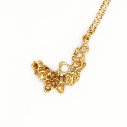 Colgante de plata reciclada chapado en oro con diseño de percebes, joyería simbólica