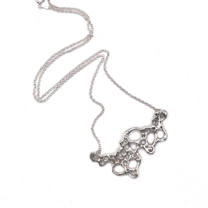 Colgante Raíz colección espuma de mar en plata, joyería con significado para valorar el momento presente