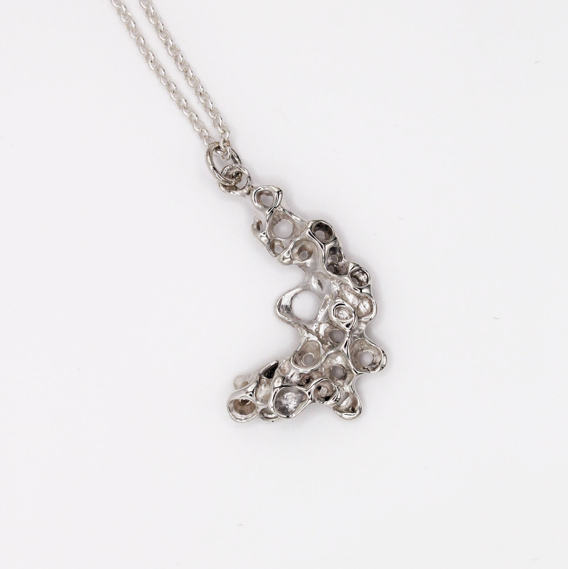 Collar inspirado en la vida marina con diseño orgánico de percebes, joyería artesanal