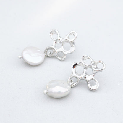 Pendientes de plata con diseño de percebes y perlas Biwa, joyería simbólica artesanal