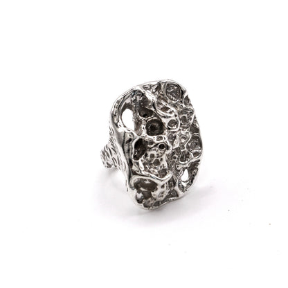 Fragmento Ring in recycled sterling silver 925, symbolic jewelry of scars and resilience.
Anillo Fragmento en plata reciclada 925, joya simbólica de cicatrices y resiliencia.