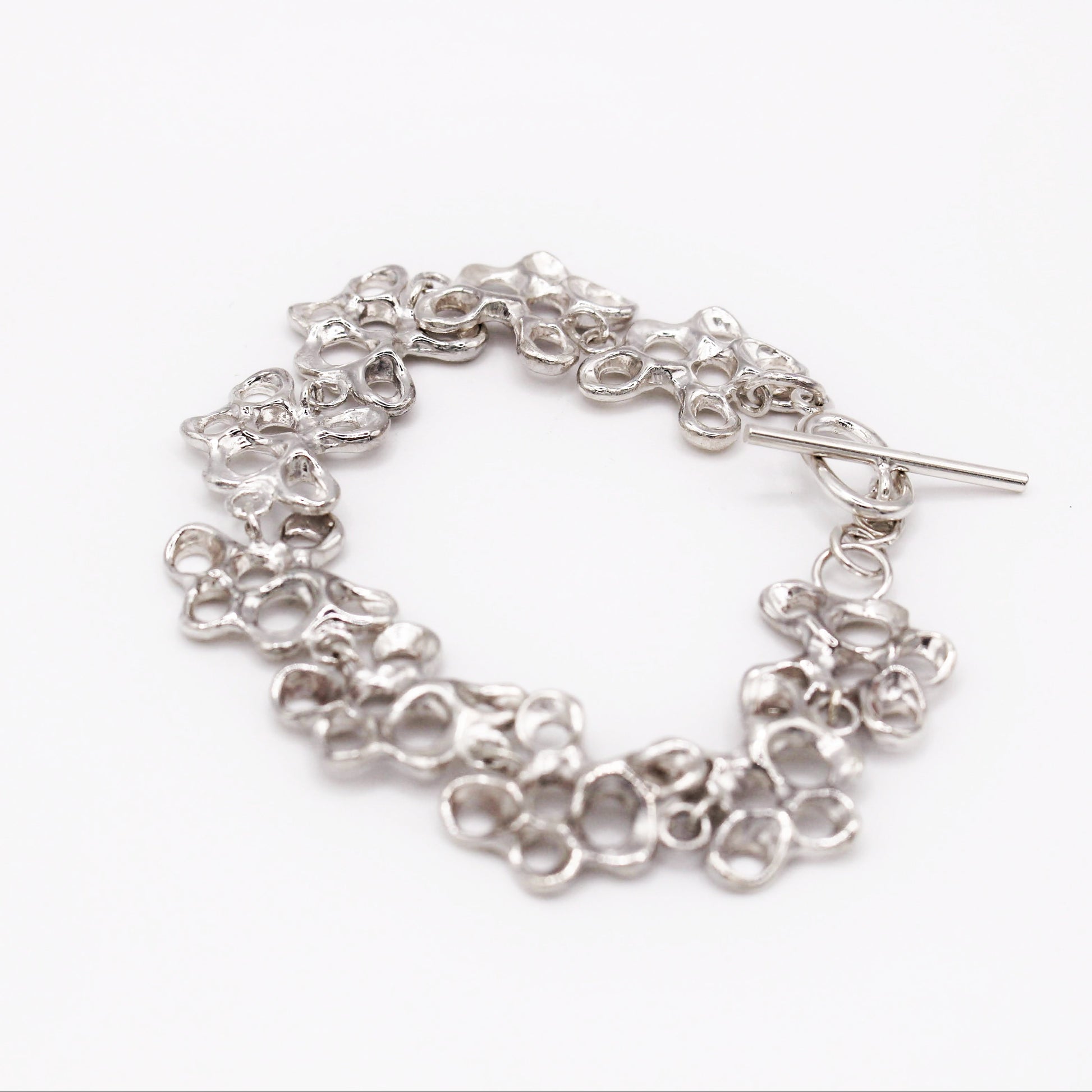 Pulsera Raíz de plata con diseño inspirado en percebes, joyería statement de Naturalesa