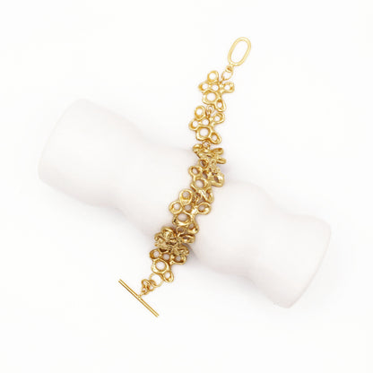 Raíz bracelet handcrafted in sterling silver with a gold-plated finish. Mediterranean-inspired jewelry formed of nine organic-shaped segments with a stylish toggle clasp. A bold yet elegant sustainable bracelet for nature and contemporary jewelry lovers, crafted by Naturalesa.
