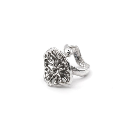 Sculptural Flow Ring handmade in Valencia, adjustable sterling silver 925 design by Naturalesa Jewelry.
Anillo escultural Flow hecho a mano en Valencia, diseño ajustable en plata 925 de Naturalesa Jewelry.