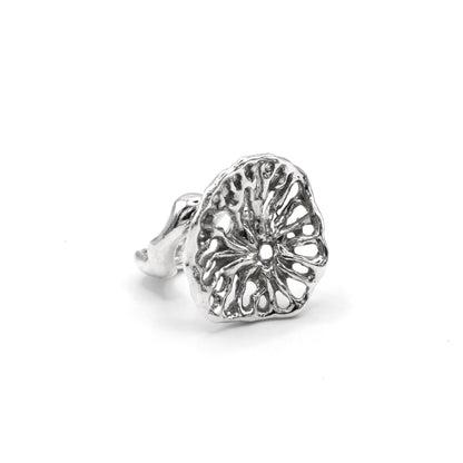 Flow silver ring, artisan sea inspired jewelry symbolizing transformation and resilience.
Anillo Flow en plata, joyería artesanal inspirada en el mar que simboliza transformación y resiliencia.