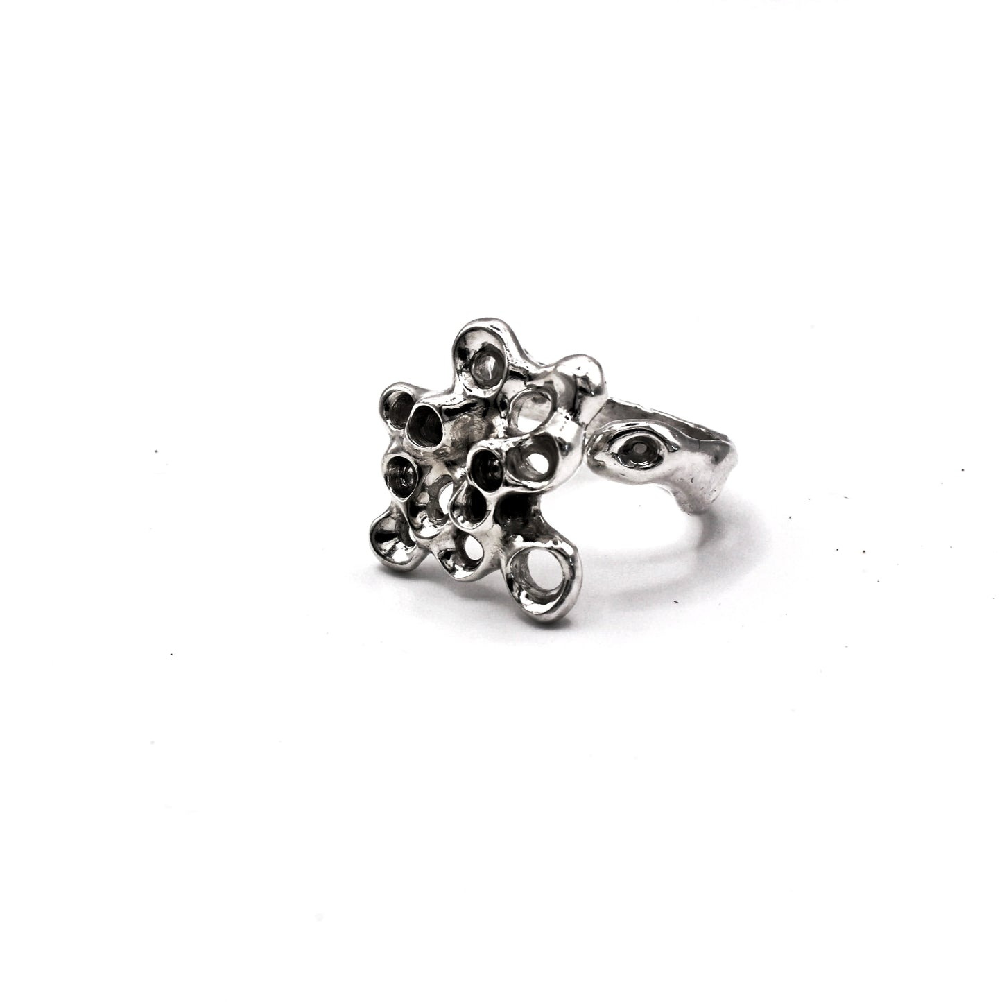 Anillo Raíz Mini en plata reciclada 925, diseño escultural inspirado en bellotas del mar, joyería marina de Naturalesa.