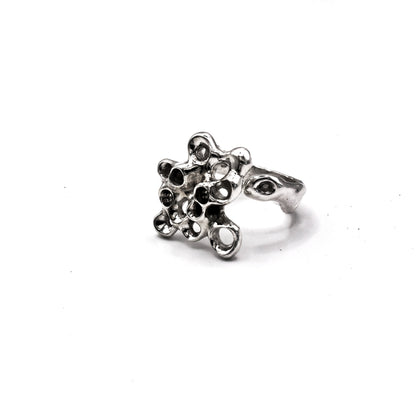 Anillo Raíz Mini en plata reciclada 925, diseño escultural inspirado en bellotas del mar, joyería marina de Naturalesa.