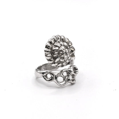 Detail of Raíz Shell Ring texture, unique artisan jewelry inspired by Mediterranean sea life.
Detalle de la textura del Anillo Raíz Shell, joya artesanal única inspirada en la vida marina mediterránea.