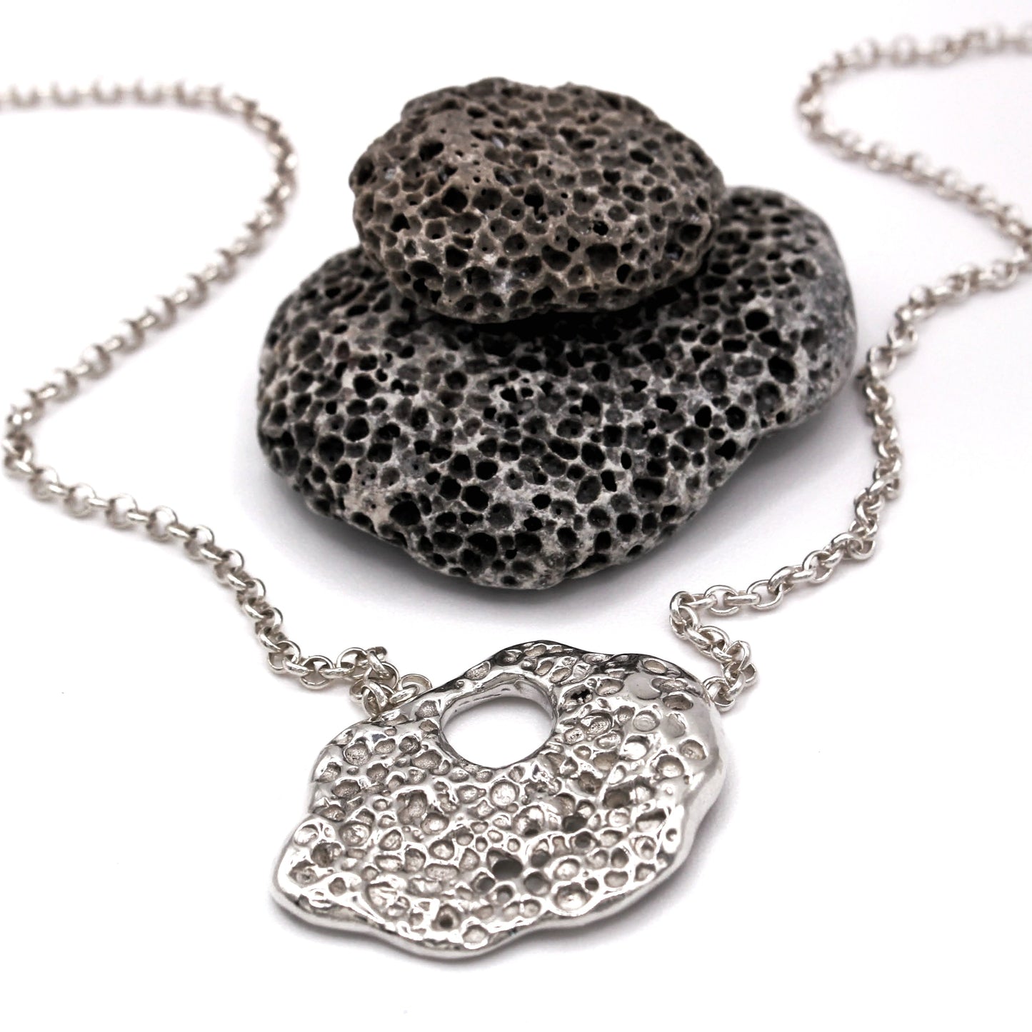 Rastro del Mar necklace, meaningful artisan jewelry inspired by Mediterranean stones. Collar Rastro del Mar, joyería artesanal con significado inspirada en piedras mediterráneas.