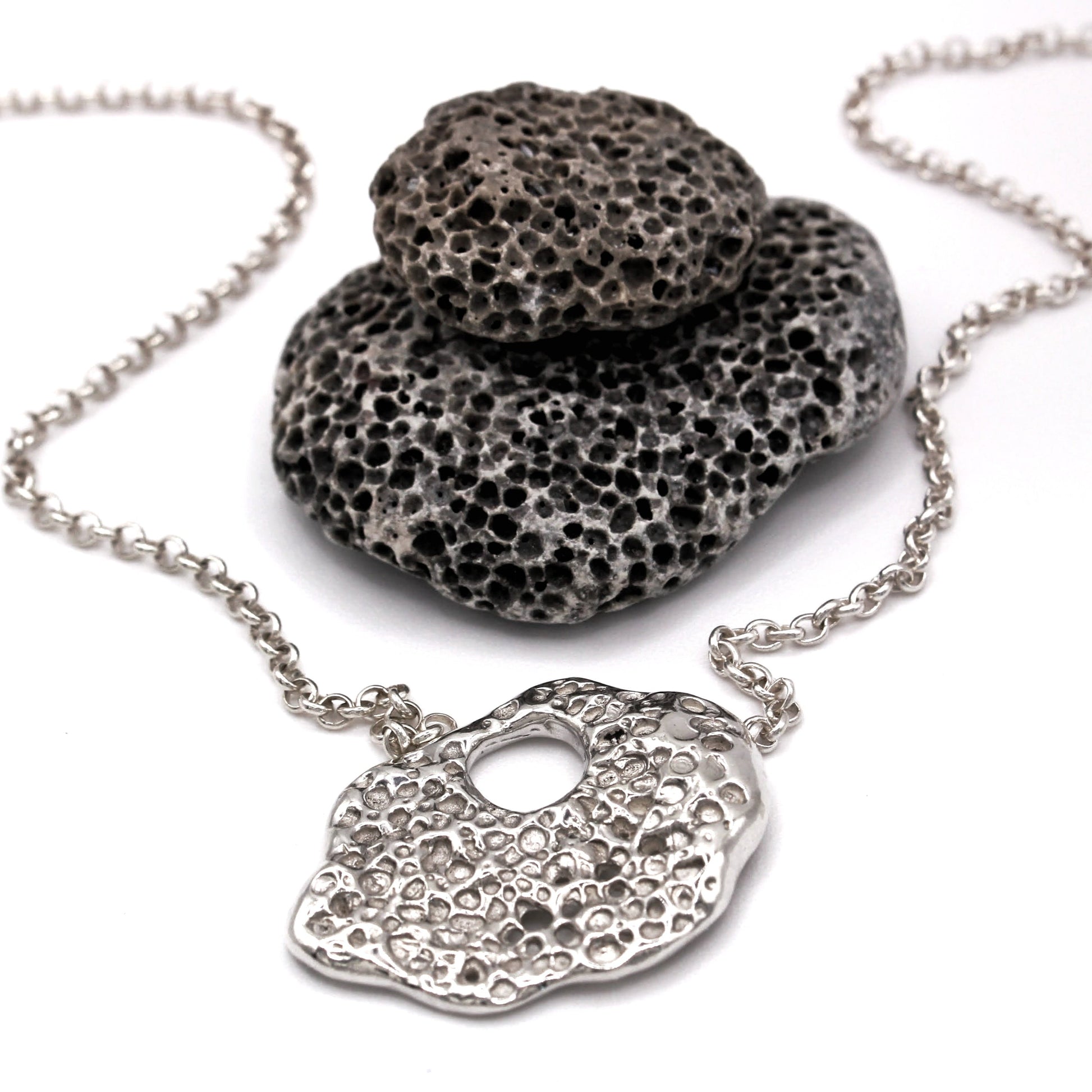 Rastro del Mar necklace, meaningful artisan jewelry inspired by Mediterranean stones. Collar Rastro del Mar, joyería artesanal con significado inspirada en piedras mediterráneas.